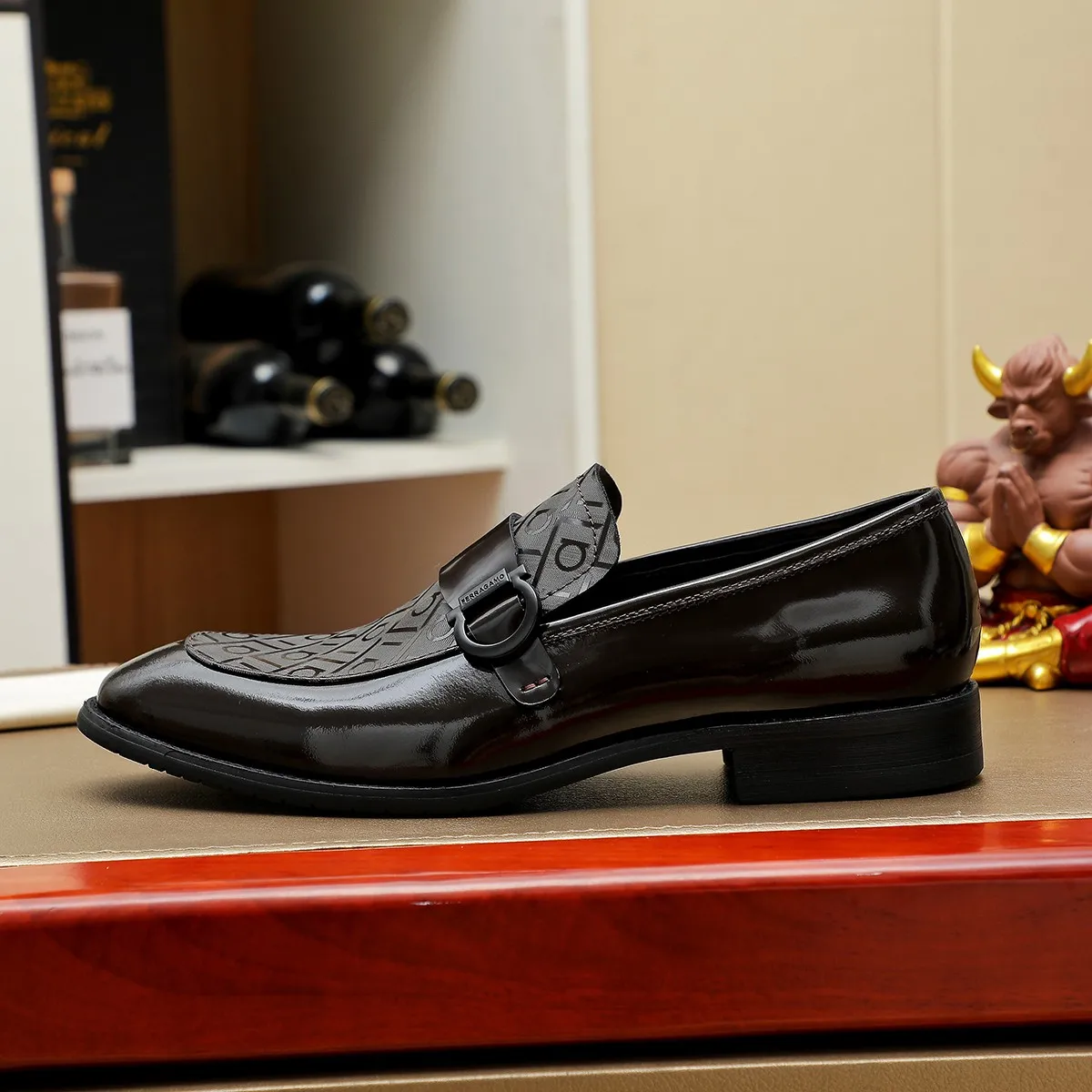 Men's shoes 💰460 Ferragamo [Ferragamo] top imported suit men's shoes 💯Original copy of the official website, product materials: selected imported embossed calfskin + luxury hardware buckle accessories ~ imported water-dyed cow 🐂 leather lining. Strong three-dimensional visual effect, original combination outsole, multiple colors available😘 Size: 39-44 (38.45.46. Customized)